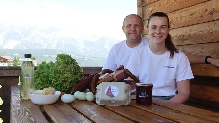 Thomas Stocker und Eva Merhar mit einigen ihrer Produkte 