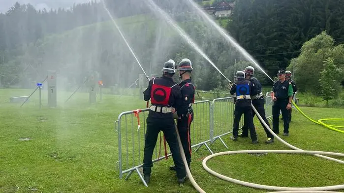  „Wasser marsch! Die Uhr läuft!“ Spannende Wettkämpfe lieferten sich die Feuerwehren beim zweiten Bereichsnassleistungsbewerb am vergangenen Samstag. 