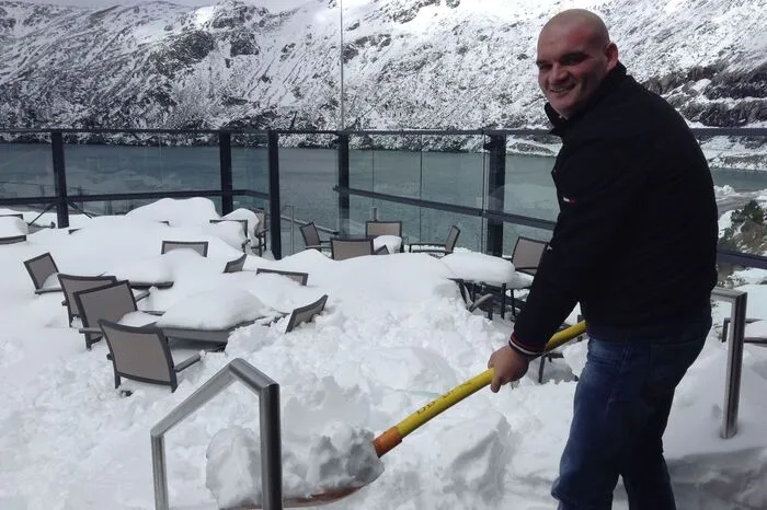 Die Mitarbeiter befreien den Gastgarten von Schnee, damit man bald auch wieder im Freien sitzen kann.