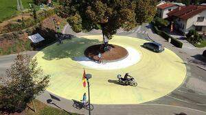 Komenda, der Heimatort von Tadej Pogacar, hat nun sogar einen Kreisverkehr in Tour-de-France-gelb