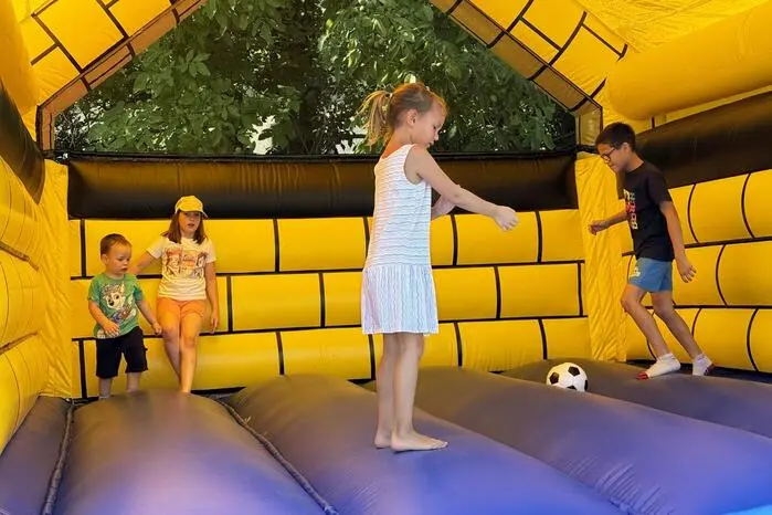  Es gab eine Hüpfburg, Kinderschminken, Bogenschießen, Wasserspiele und Spielestationen. 