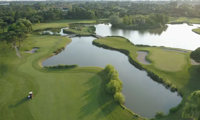 Der 18-Loch Golfplatz von Lignano bietet sowohl Anfängern als auch Fortgeschrittenen perfekte Greens und tolle Aussichten