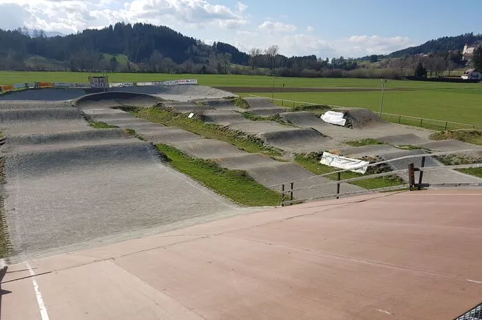 Auf 345 Meter Strecke trainieren mehr als 60 Fahrer.
