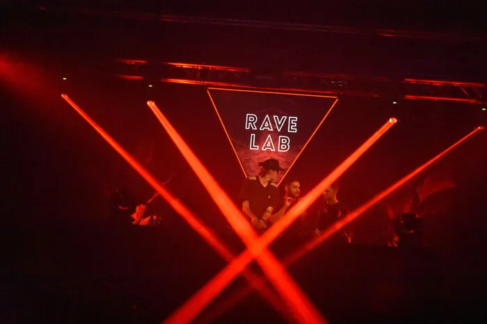 Im Volkshaus in Weiz tanzten 300 Besucherinnen und Besucher zu Techno-Musik.