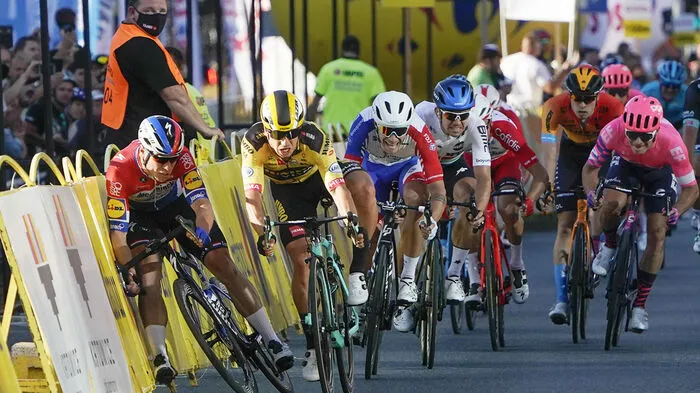 ... bei der Polen-Rundfahrt in Kattowitz ist berüchtigt, weil es der schnellste Sprint des Jahres ist. Mit fast 80 km/h rauschen die Sprinter dem Ziel entgegen.