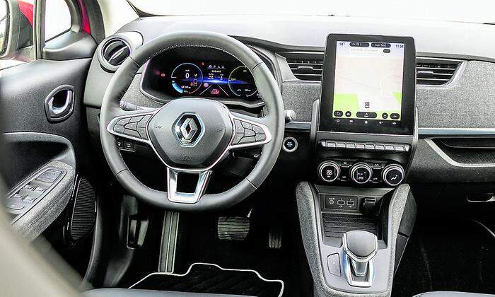 Das Cockpit bekam im Rahmen der Modellpflege ein neues Lenkrad und einen größeren Touchscreen