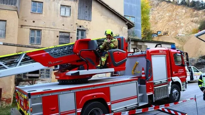 Einsatzkräfte des Feuerwehrabschnittes Leoben trainierten einen Katastrophenfall im Steinbruch Tieber am Galgenberg in Leoben.
Annahme war ein Erdbeben, welches zu eingeschlossenen Personen in Gebäuden und mehreren verschütteten Pkws führte. 