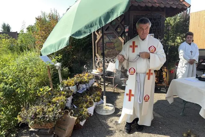 Bei strahlendem Sommerwetter zelebrierte Pfarrer Alois Schlemmer die festliche Messe ...
