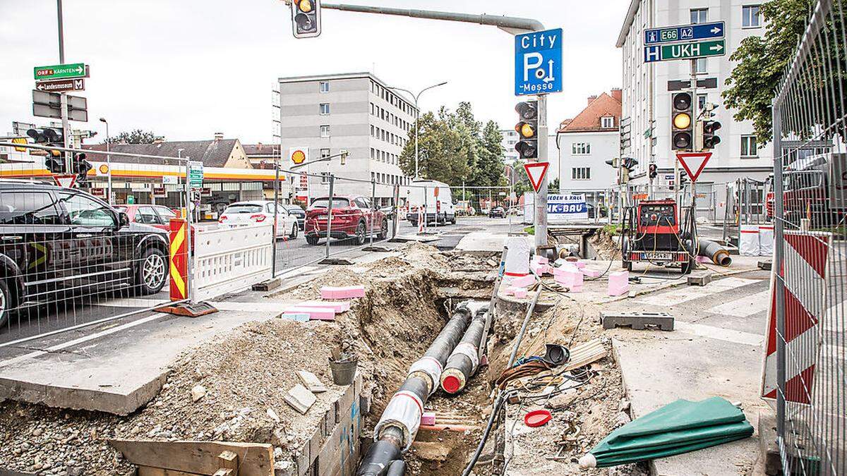 Die Sanierung des Wasser- und Wärmenetzes im Kreuzungsbereich geht ins Finale