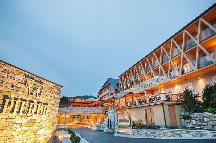 Auf der Teichalm freut man sich im Hotel Pierer Almwellness (vier Sterne Superior) über drei Lilien und 17 Punkte.