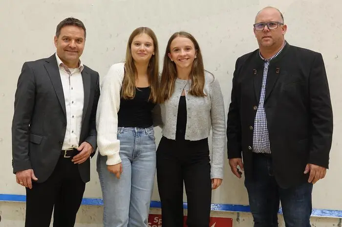 Die Ehrung im Restaurant der Tennishalle nahm Bürgermeister Günter Reichhold gemeinsam mit Sportreferent Harald Sturb vor. Für die Geehrten gab es ein Präsent, anschließend wurde zu einem Essen geladen.