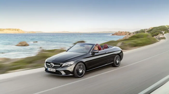 Coupé und Cabrio der Mercedes C-Klasse spendieren die Stuttgarter die neue Generation an Vierzylinder-Motoren, zunächst als C 200 mit Heck- und Allradantrieb mit 1,5 Litern Hubraum. Gleichzeitig erhalten diese Modelle ein zusätzliches 48-Volt-System mit riemengetriebenem Starter-Generator namens EQ Boost. Er kann den 184 PS starken Benziner mit zusätzlichen 10 kW (14 PS) unterstützen. Beim Verzögern rekuperiert der Starter-Generator kinetische Energie und lädt die Batterie.