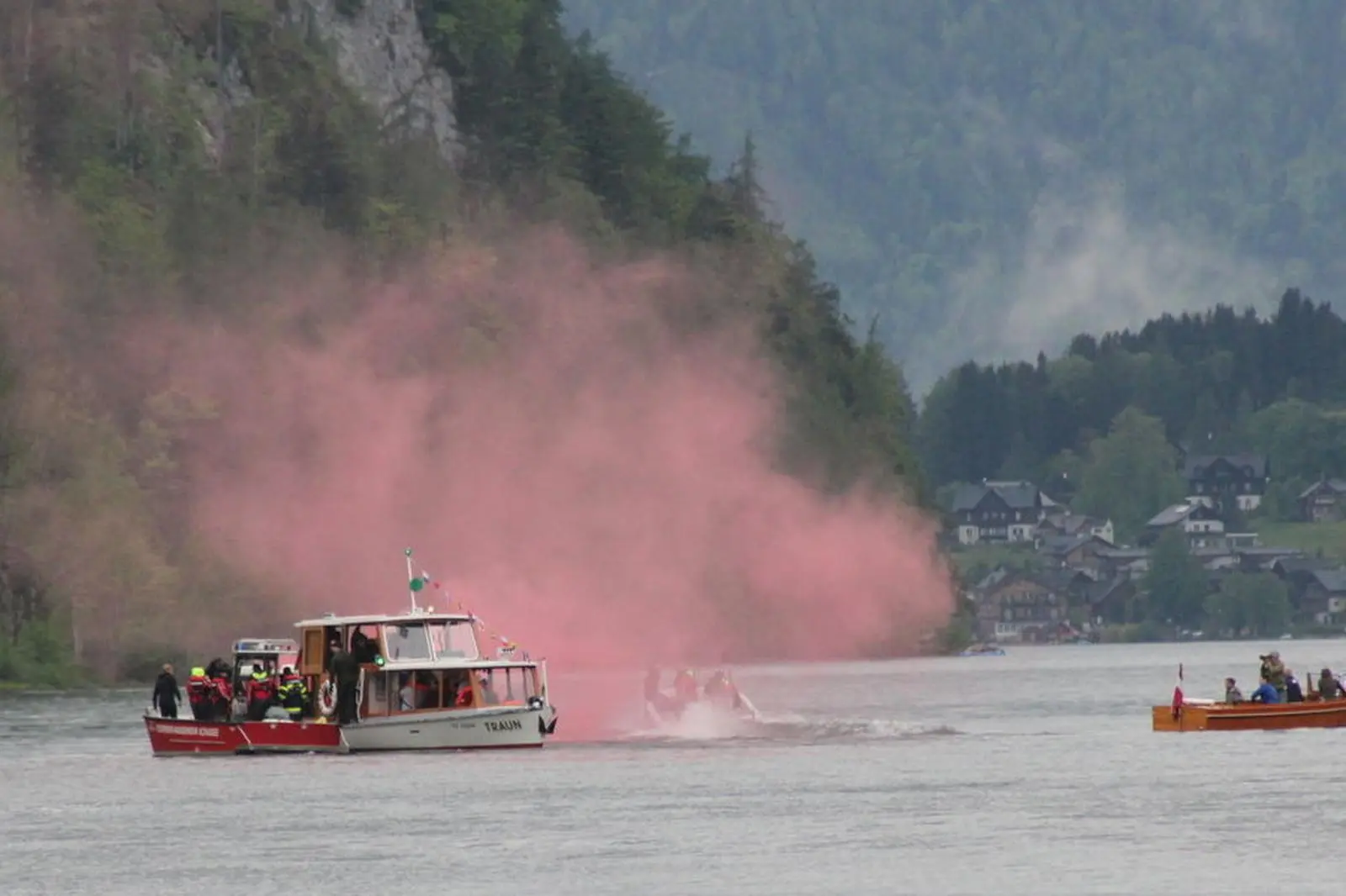 Feuer auf dem Wasser: 150 Personen simulierten, wie mit Atem-Schutz, Hubschrauber und Rettungsbooten Personen von einem brennenden Schiff gerettet werden