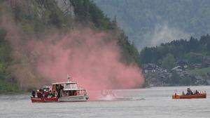 Feuer auf dem Wasser: 150 Personen simulierten, wie mit Atem-Schutz, Hubschrauber und Rettungsbooten Personen von einem brennenden Schiff gerettet werden