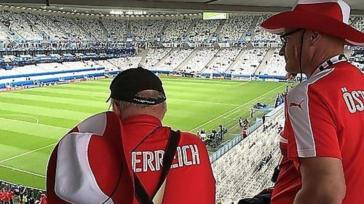 FUSSBALL-EM 2016: �STERREICH-FANS IM STADE DE BORDEAUX