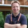 Simon Bauernhofer genießt es, daheim auf der Alm zu sein. Er hofft, dass die Region zusammenwächst, um gemeinsam erfolgreicher zu sein