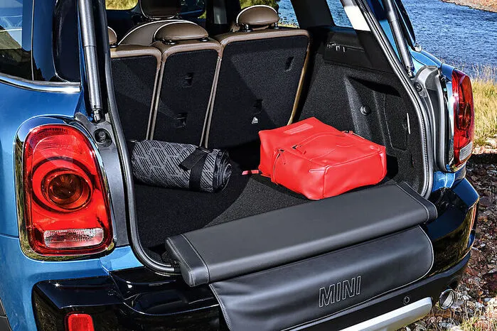 Weil ein Mini dennoch mehr bieten muss als nur neu eingekleidete deutsche Großserientechnik, bekam der Countryman ein paar nette Details verpasst. So gibt es neben einer per Fußschwenk unter dem Heckstoßfänger zu öffnenden Heckklappe, einem variablen Ladeboden sowie jeder Menge Verzurrösen und Haltebändern als Kofferraum-Highlight die Picnic Bench: Das ist eine herausklappbare flexible Auflagefläche, auf der zwei Personen Platz finden und dann zum Beispiel gemütlich picknicken können.