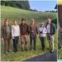 Matthias Zitzenbacher, Elisabeth Kladiva, Stefan Resch, Paul Zöberer, Clara Hajek und Peter Eckhardt (von links) sowie eines der geretteten Rehkitze