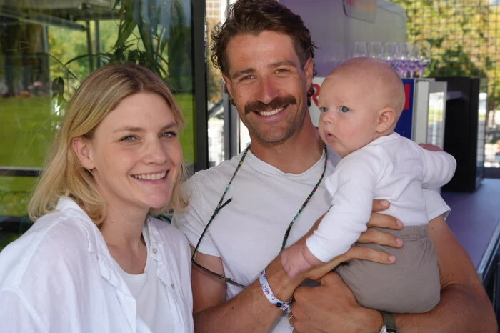 Radrennsportler Marco Haller mit Ehefrau Katharina und Söhnchen Xaver.