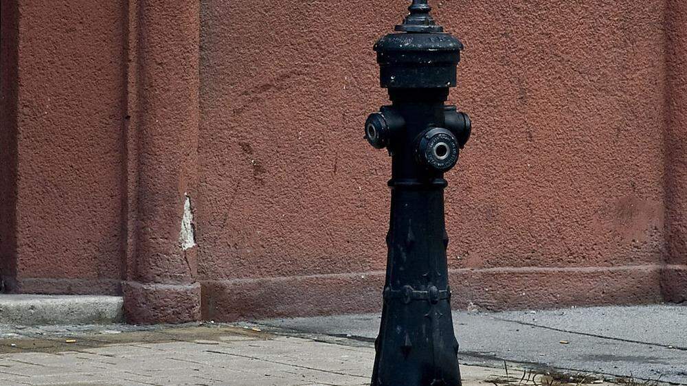 So ein Hydrant begann nach dem Unfall, Wasser zu spritzen 