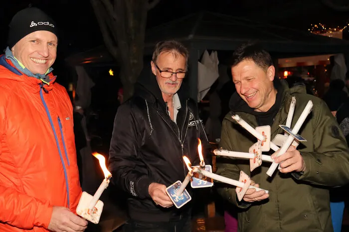 Im Bereich des Schlossbades gab es bei der Ladestation eine kräftige Stärkung für alle Teilnehmer. Mit der Zielankunft am Hauptplatz fand die Fackelwanderung zum Jahresende einen gemütlichen Ausklang.