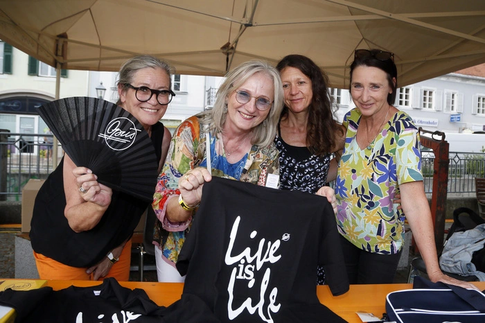 Im September 1984 folgte „Live is Life“, der Hit eroberte die Welt.