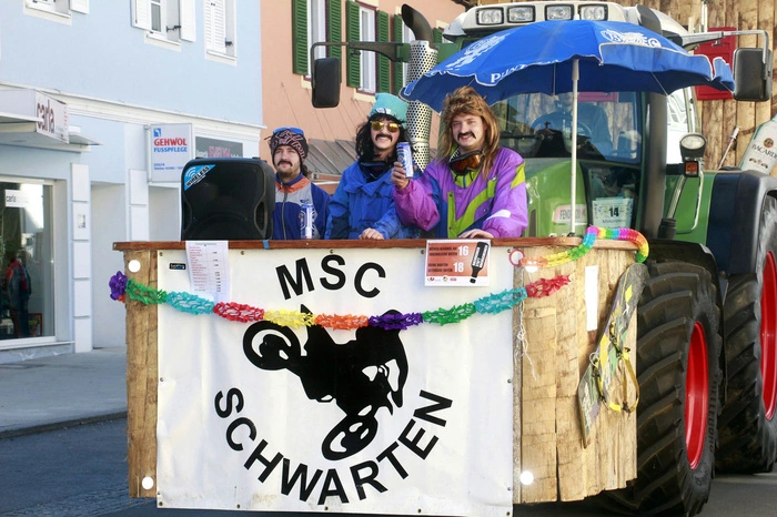 startete mit 16 kreativ gestalteten Wägen...