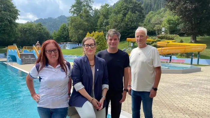 Dagmar Puffing (Atus), Bürgermeisterin Elke Florian, Nationalratsabgeordneter Wolfgang Moitzi und Atus-Vorsitzender Gernot Pirkwieser im Schwimmbad Judenburg