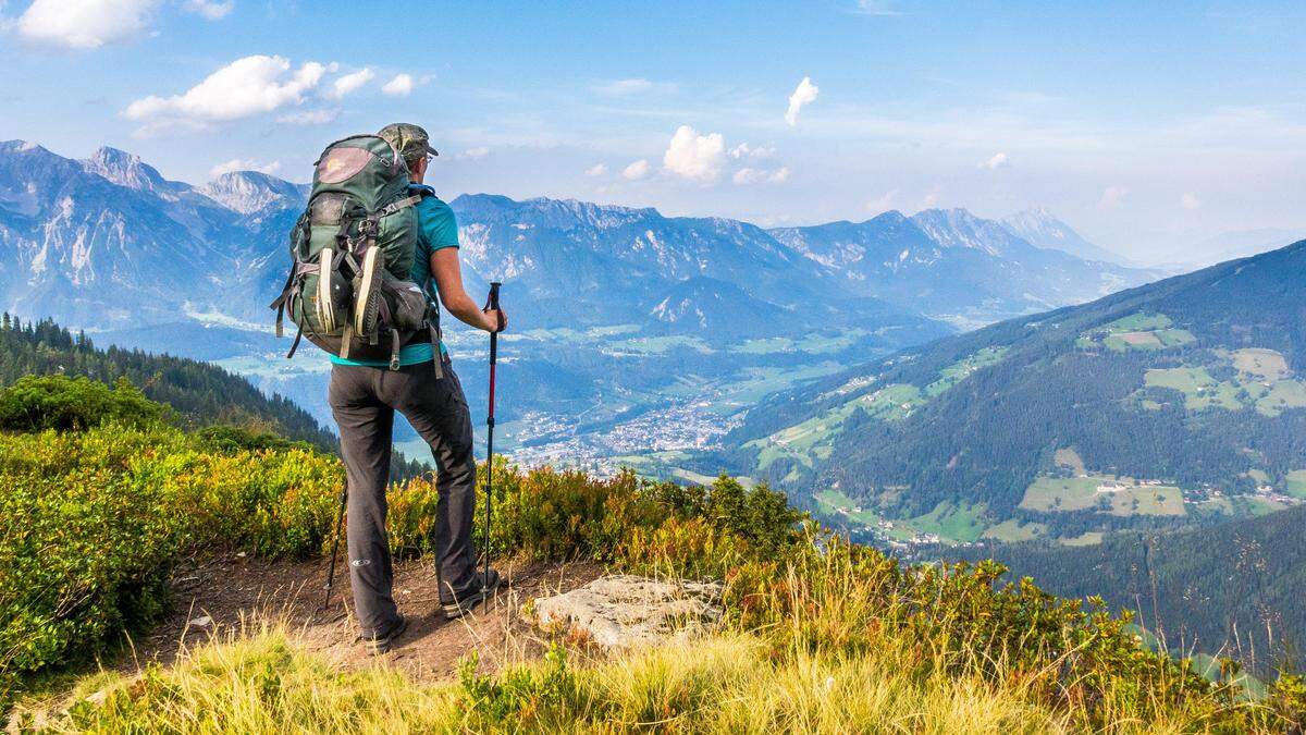 Vor allem Ausblicke begeistern das Wanderduo, hier der Blick in das Ennstal