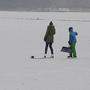 Obwohl rund um den See Hinweistafel aufgestellt sind, waren am Donnerstag auch Kinder auf dem Eis 