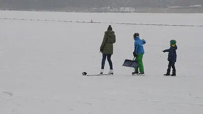 Obwohl rund um den See Hinweistafel aufgestellt sind, waren am Donnerstag auch Kinder auf dem Eis 