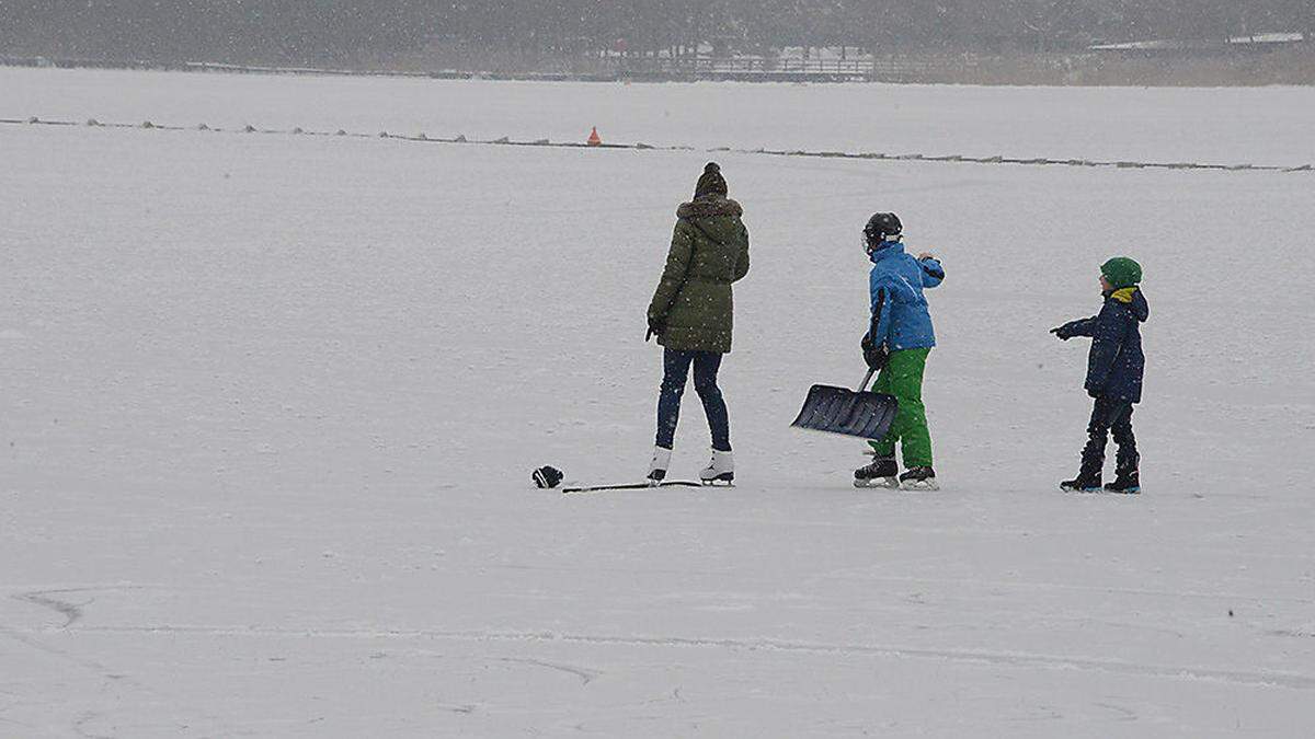 Obwohl rund um den See Hinweistafel aufgestellt sind, waren am Donnerstag auch Kinder auf dem Eis 