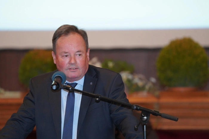 Zu Beginn der Sitzung verweist der scheidende Bürgermeister Johann Schuster auf die in den Jahren seiner Amtsperiode erbrachten Leistungen hin.