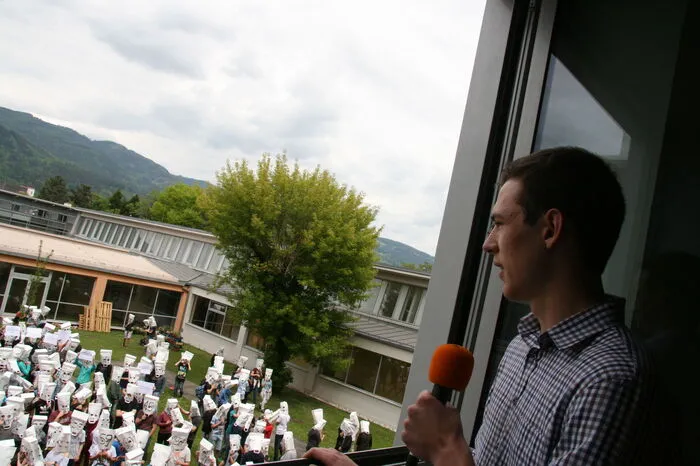 Diese verlasen vor den Schülern eine Resolution.