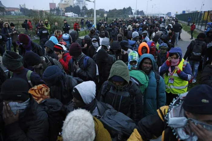 Mehrere hundert Migranten warteten am Montag in der Früh vor den Toren des Versammlungspunktes.