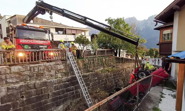 Die FF Dölsach barg den abgestürzten Geländewagen
