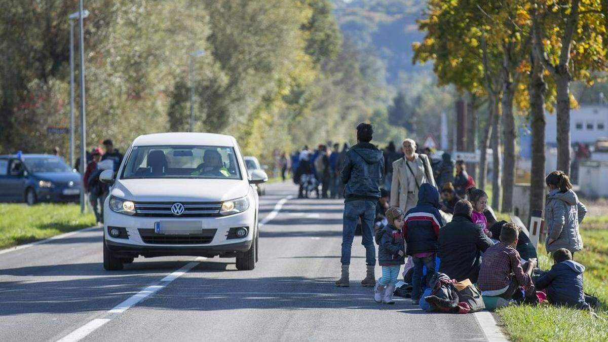 Flüchtlinge auf der Bundesstraße