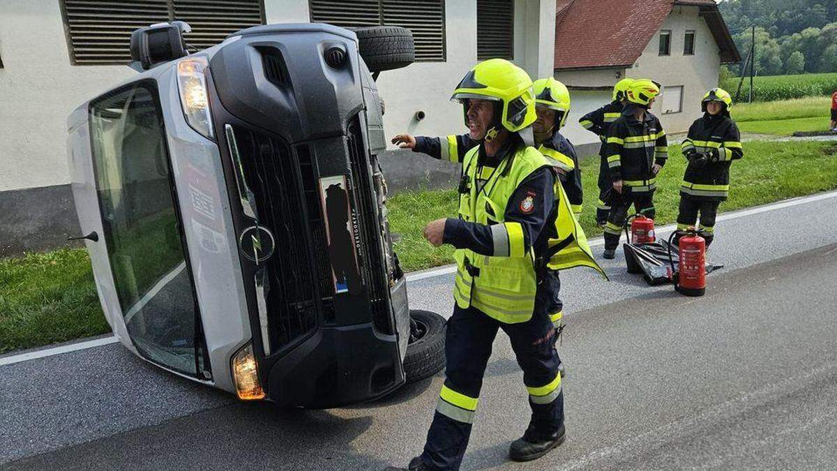 Ein Transporter stürzte um, ernsthaft verletzt wurde laut Feuerwehr aber niemand