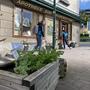 Vor der Apotheke „Zur Gnadenmutter“ in Mariazell stehen etliche Kräuterbeete