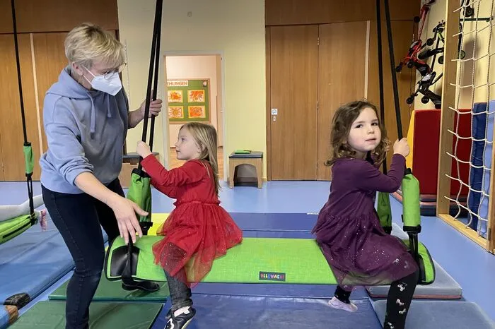 Kindergartenpädagogin Maria Faltisek unterstützt die Kinder dabei.