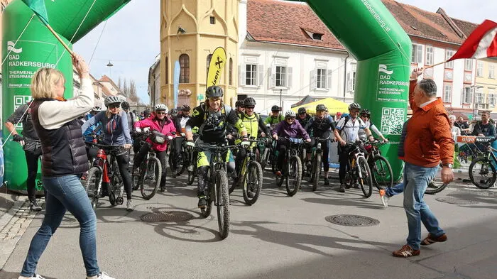 Christina Merlini, Obfrau des Vereins Region Bad Radkersburg, und Bürgermeister Karl Lautner eröffneten das "Andradeln" in Bad Radkersburg.