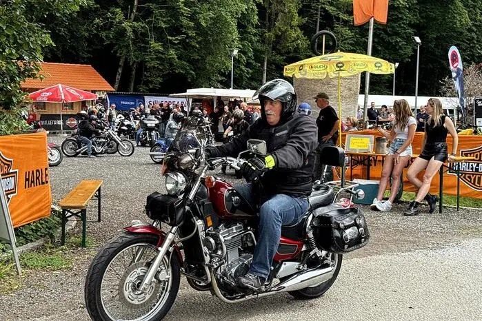 Motorradprämierung mit Motorradverlosung, Line Dance Show und Los Sharkos-Rockmusik.
