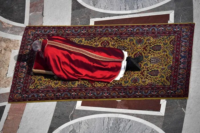 Zu Beginn der Kreuzanbetung warf sich Franziskus, wie es die Karfreitagliturgie vorschreibt, zu Füßen des Altars nieder. Hier verweilte er einige Minuten lang betend. 
