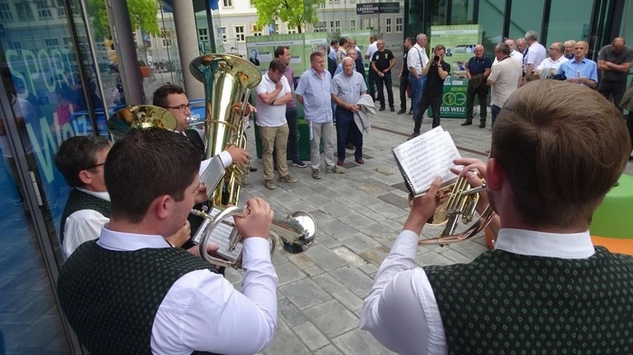 Das Bläserensemble der Elin Stadtkapelle umrahmte die Eröffnung der Jubiläumsausstellung "100 Jahre ATUS Weiz" in der Weizer Kunsthauspassage.