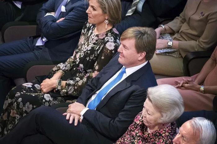 Auf die Geburt von Willem-Alexander Claus George Ferdinand hatte die Nation am 27. April 1967 mit Begeisterung reagiert. Zum ersten Mal seit 1890 sollte nach der Regentschaft von drei Königinnen wieder ein Mann den Thron besteigen. Doch Willem entwickelte sich zunächst zu einem nicht ganz einfachen Jugendlichen, seine Eltern schickten ihn schließlich auf eine Privatschule nach Wales. Zurück in den Niederlanden, absolvierte er seinen Militärdienst bei der Marine. Im Bild: Mit der königlichen Familie