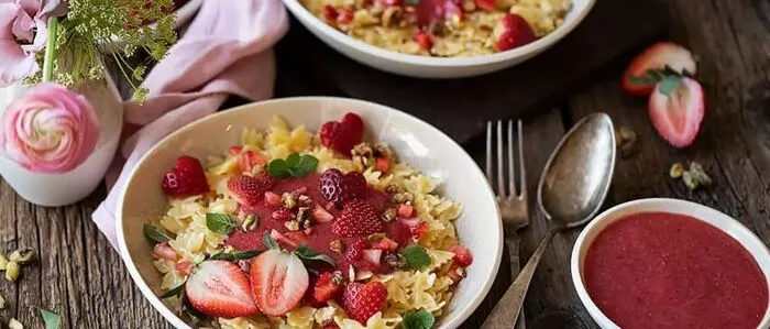 Mehlspeisen wie von Oma: süße Nudeln mit Erdbeeren