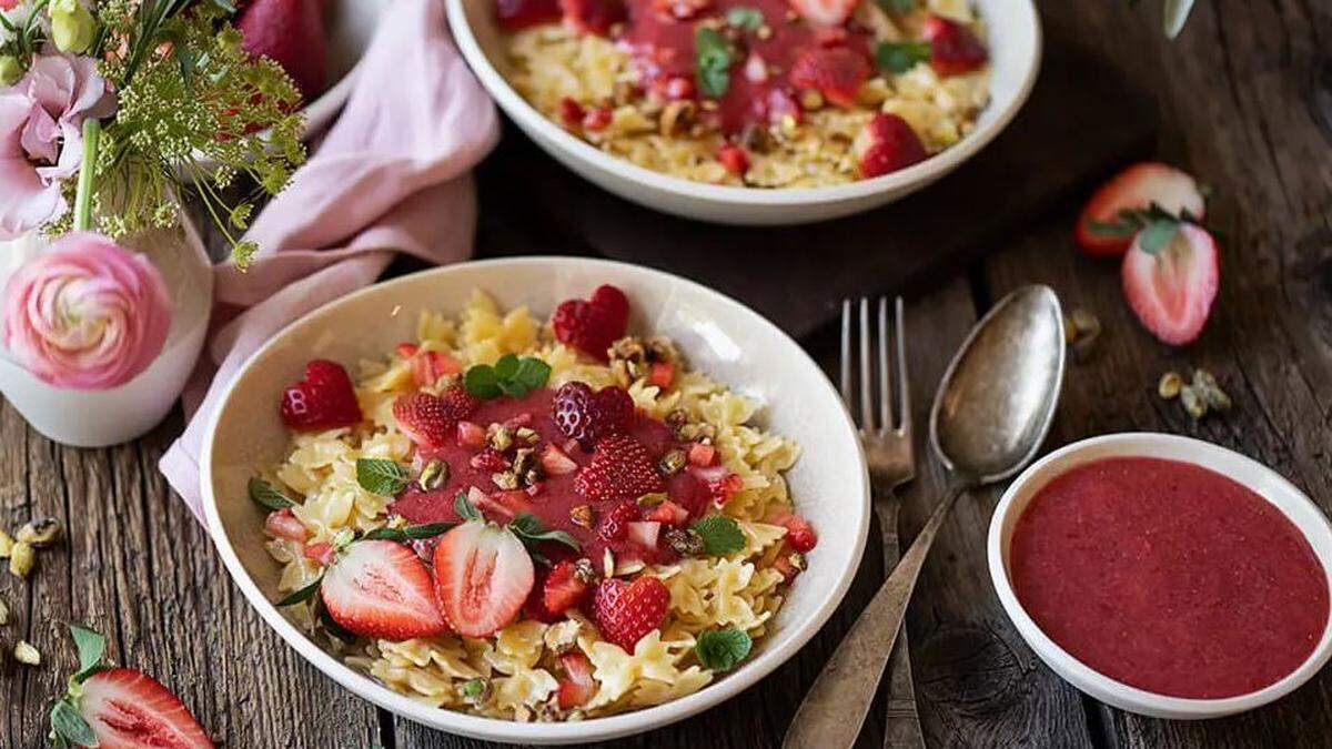 Mehlspeisen wie von Oma: süße Nudeln mit Erdbeeren