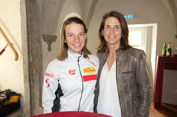 Lisa Hirner mit Mama Elke, die sich sehr über die Erfolge ihrer Tochter bei der Junioren-WM gefreut hat.
