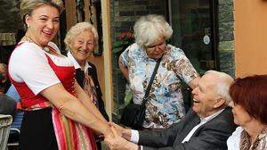 Auch Gisela Poppmeier (links) gratulierte Erich Vogl zum Maturajubiläum