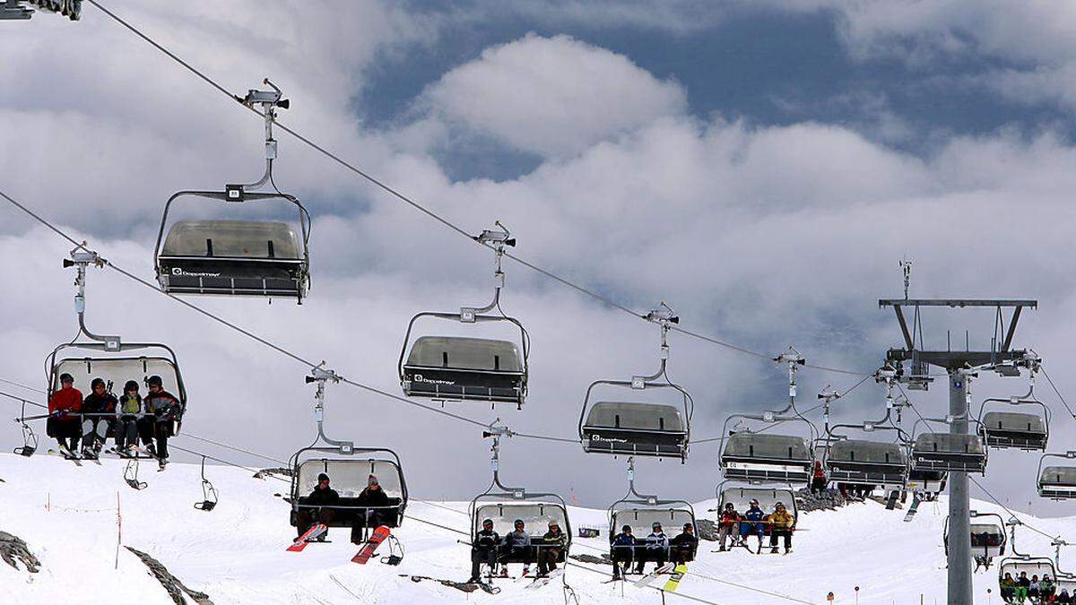 Die beiden Skifahrer stürzten aus 1,5 Metern Höhe zu Boden (Sujetfoto)